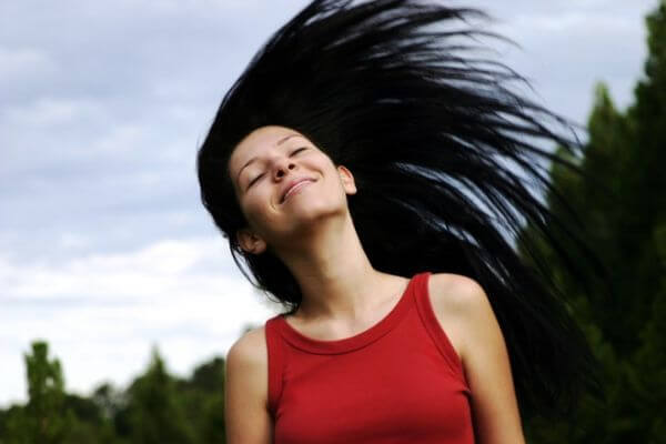 Kobiety też łysieją po męsku! Jak uratować i z powrotem zagęścić włosy? - photo by Thiago Martins